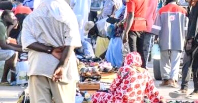 باعة متجولون يشتكون غلاء المحروقات ويطالبون بتخفيف القيود الليلية قبيل العيد