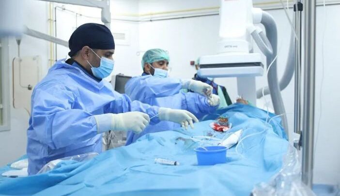 إنجاز طبي غير مسبوق في موريتانيا.. فريق طبي ينجح في إجراء عملية قلب تداخلية لطفل